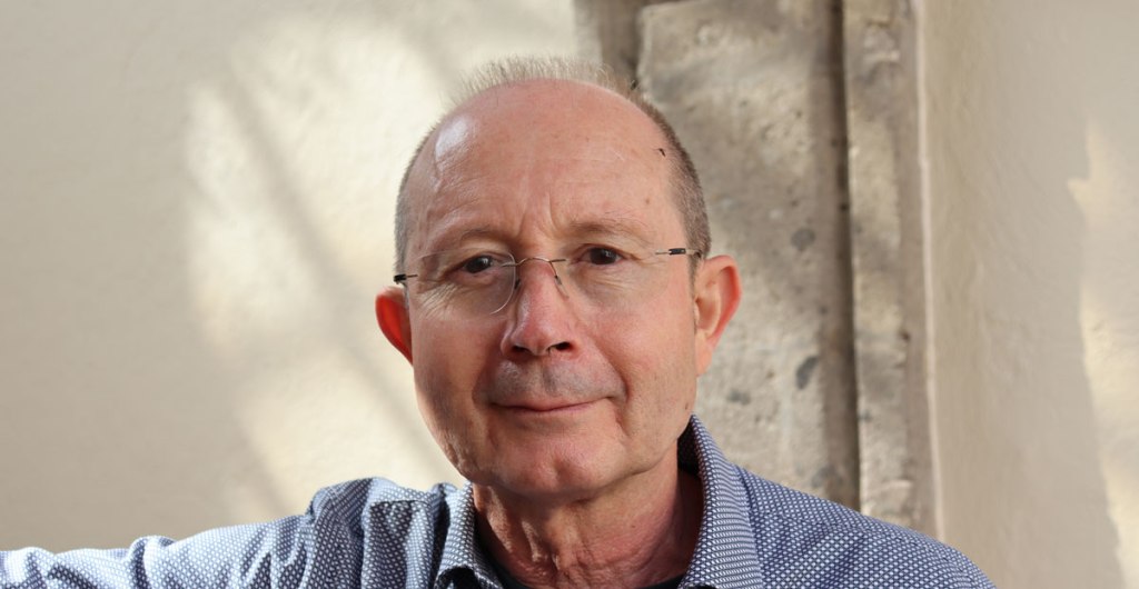 Un pájaro negro husmea las sombras, bebe&nbsp;lento